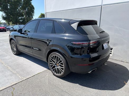 Used 2023 Porsche Cayenne w/ Premium Package AWD/4WD image 3