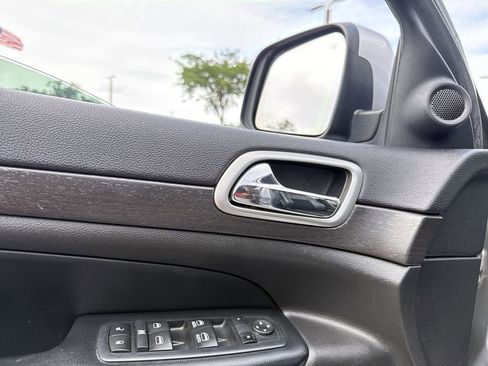 Used 2017 Jeep Grand Cherokee Altitude RWD image 12