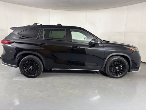 Used 2023 Toyota Highlander XSE FWD image 9
