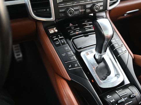 Used 2016 Porsche Cayenne Turbo image 31