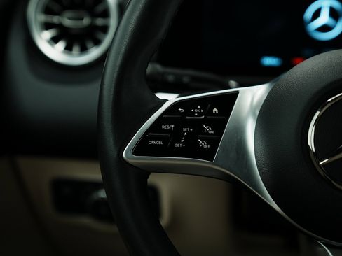 Used 2025 Mercedes-Benz GLB 250 4MATIC image 32