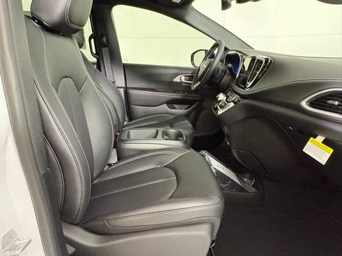 New 2026 Chrysler Pacifica Select FWD image 13