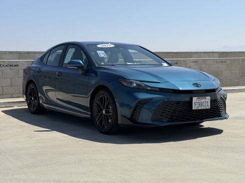 Used 2025 Toyota Camry SE FWD image 2