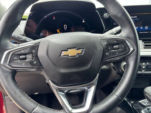 Used 2025 Chevrolet Trax LT w/ LT Convenience Package FWD image 27