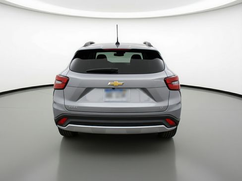 Used 2025 Chevrolet Trax LT FWD image 7
