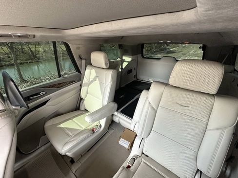 Certified 2023 Cadillac Escalade Premium Luxury Platinum image 17