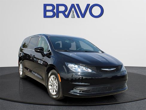 Used 2025 Chrysler Voyager LX image 3