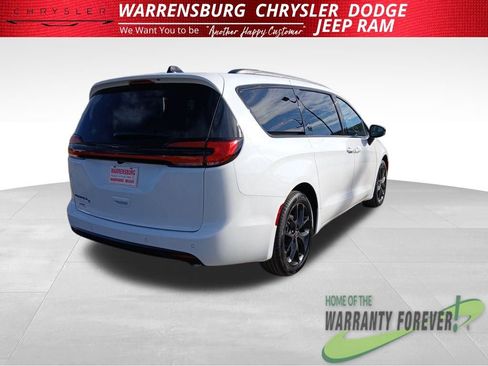 New 2026 Chrysler Pacifica Select image 3