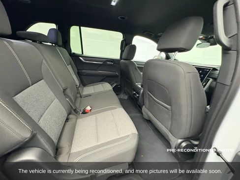 Used 2025 GMC Acadia Elevation image 13