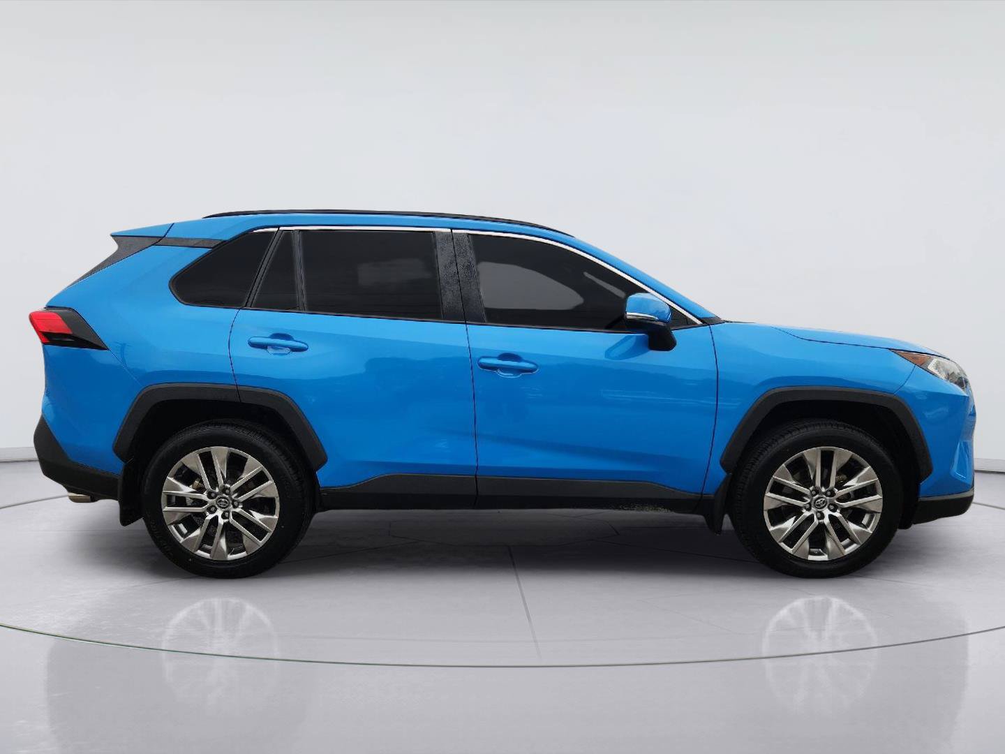 Used 2020 Toyota RAV4 XLE Premium FWD image 4