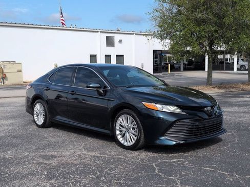 Used 2018 Toyota Camry XLE FWD image 2