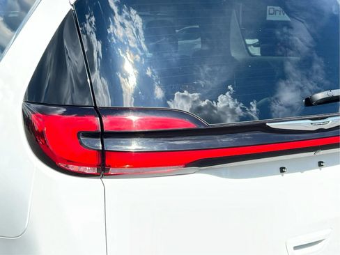Used 2023 Chrysler Pacifica Touring-L FWD image 32