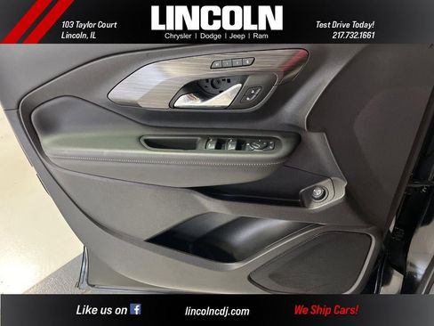 Used 2024 GMC Terrain SLT image 16