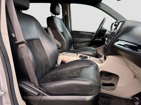 Used 2017 Dodge Grand Caravan SXT image 27
