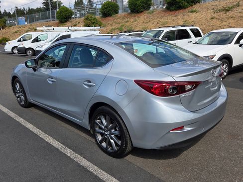 Used 2018 MAZDA MAZDA3 Touring FWD image 5