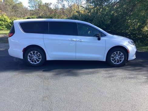New 2026 Chrysler Pacifica Select image 3
