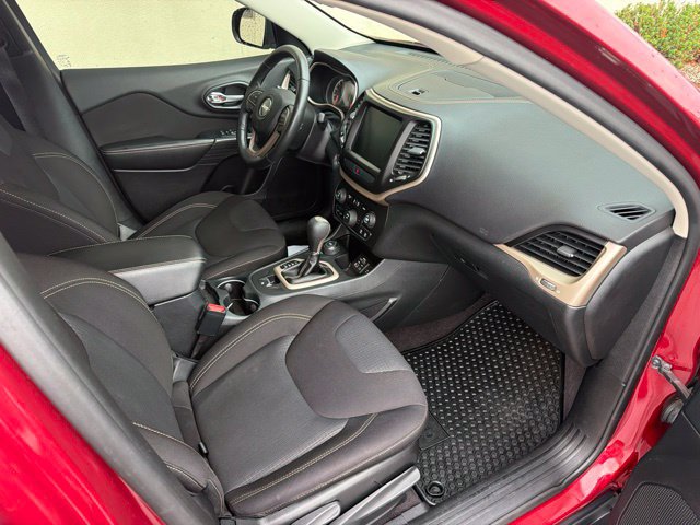 Used 2016 Jeep Cherokee Latitude w/ Cold Weather Group AWD/4WD image 16