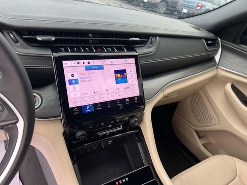 Used 2025 Jeep Grand Cherokee Limited w/ Luxury Tech Group II image 29