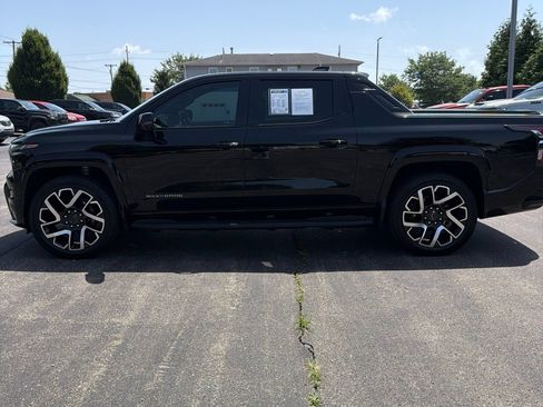 Used 2025 Chevrolet Silverado EV RST AWD/4WD image 2