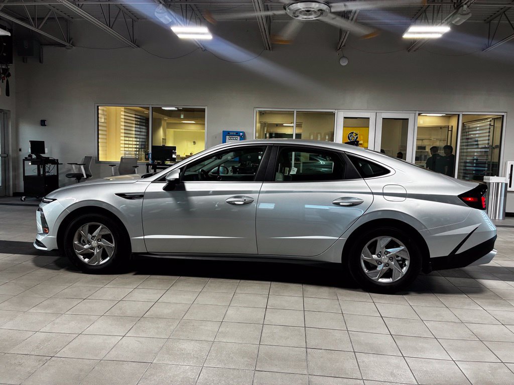 Used 2026 Hyundai Sonata SE FWD image 2