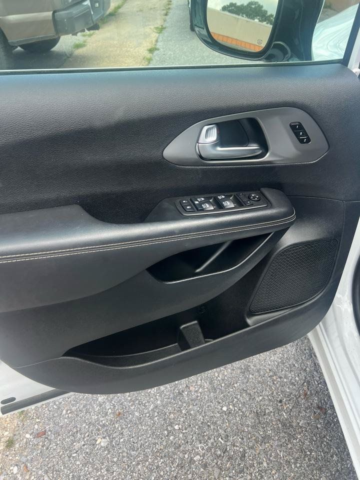 Used 2026 Chrysler Pacifica Select FWD image 18