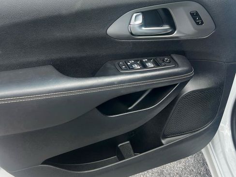 Used 2026 Chrysler Pacifica Select FWD image 18