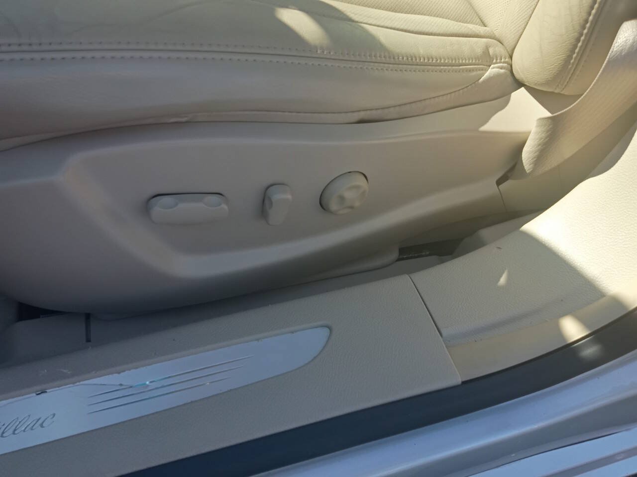 Used 2010 Cadillac DTS Luxury FWD image 14