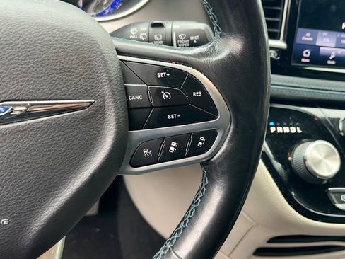 Used 2021 Chrysler Pacifica Touring-L FWD image 21