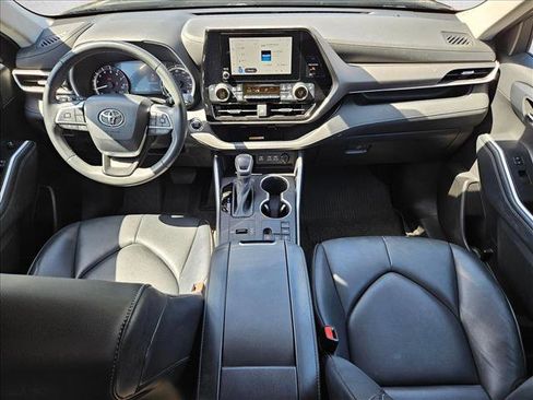 Used 2023 Toyota Highlander XLE FWD image 17