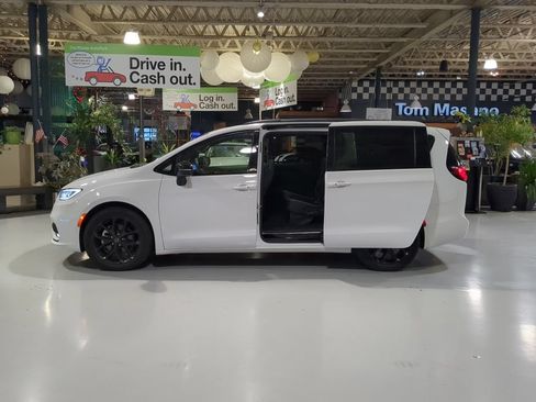 Used 2025 Chrysler Pacifica Limited FWD image 12