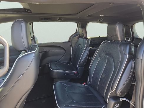 Used 2025 Chrysler Pacifica Limited image 10