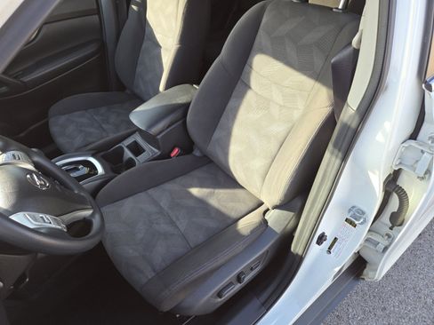 Used 2016 Nissan Rogue SV image 23