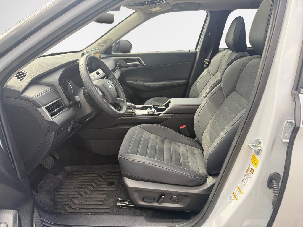 Used 2026 Mitsubishi Outlander AWD image 12