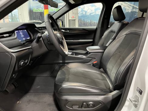 Certified 2025 Jeep Grand Cherokee Altitude image 10