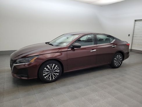 Used 2024 Nissan Altima 2.5 SV FWD image 2