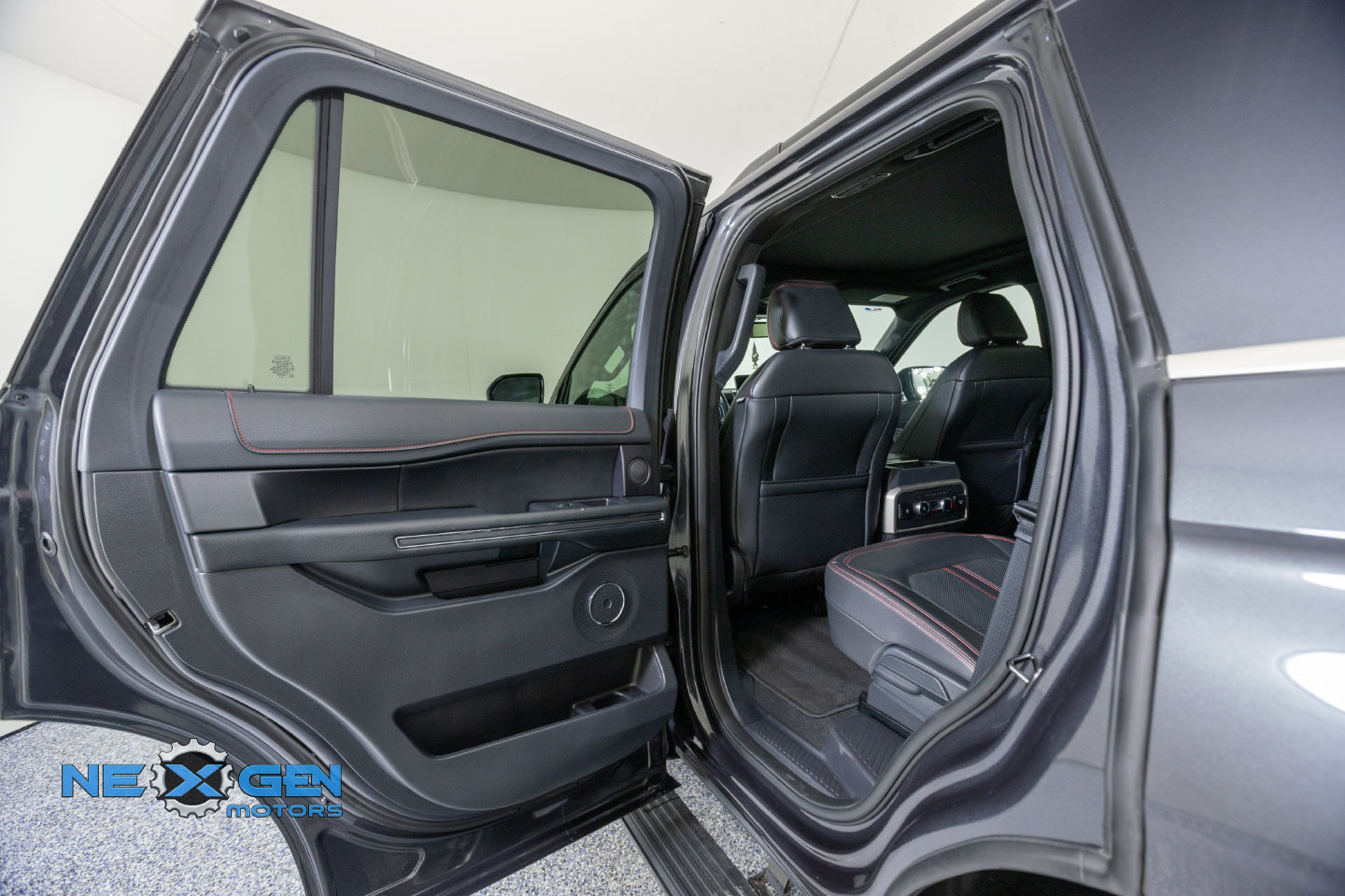 Used 2024 Ford Expedition Limited AWD/4WD image 27
