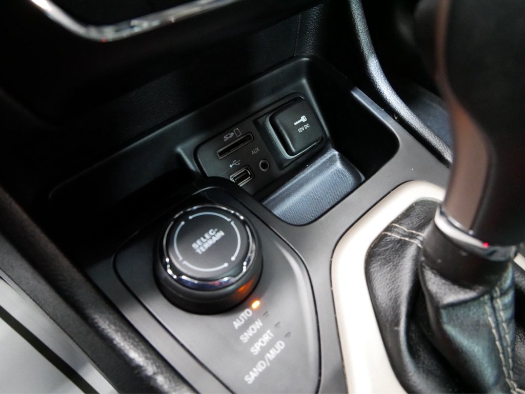 Used 2019 Jeep Cherokee Latitude Plus w/ Comfort/Convenience Group AWD/4WD image 52