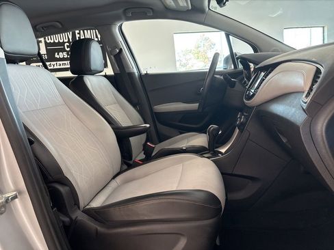 Used 2019 Chevrolet Trax LT w/ Driver Confidence Package image 28