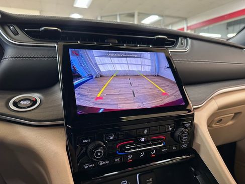 New 2025 Jeep Grand Cherokee Limited w/ Black Appearance Package image 28