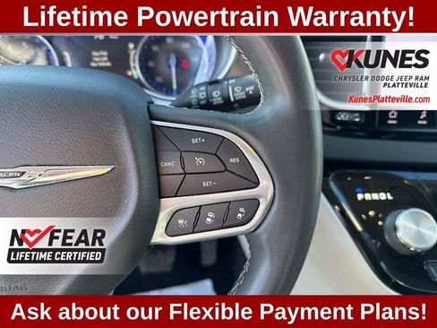Used 2023 Chrysler Pacifica Touring-L FWD image 23