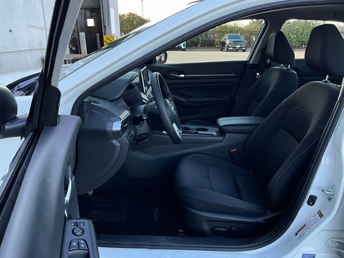 Used 2025 Nissan Altima 2.5 SV image 10