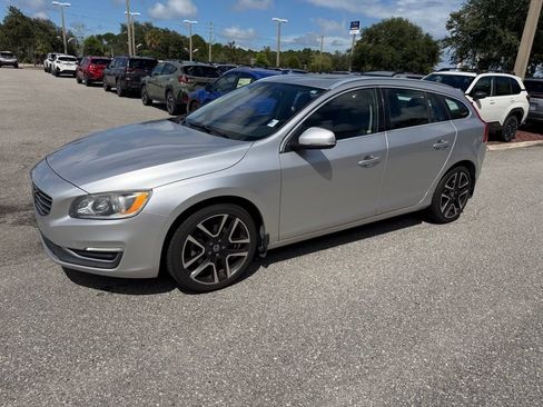 Used 2017 Volvo V60 T5 Premier w/ Convenience Package FWD image 11