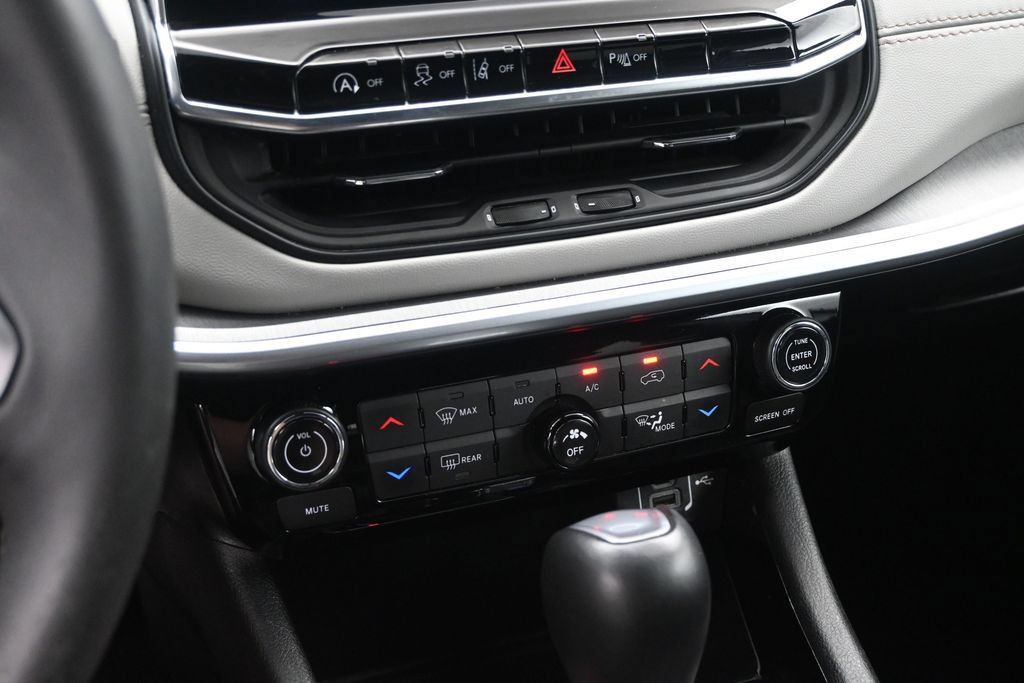 Used 2025 Jeep Compass Limited AWD/4WD image 18