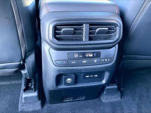 Used 2025 Honda Pilot TrailSport image 32