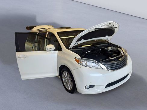 Used 2014 Toyota Sienna Limited w/ Limited Premium Package FWD image 9