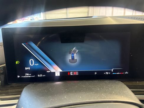 Used 2024 BMW X5 sDrive40i w/ M Sport Package RWD image 25