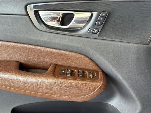 Used 2018 Volvo XC60 T5 Momentum w/ Vision Package image 18