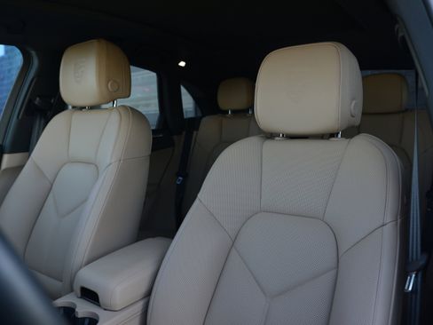 Certified 2025 Porsche Macan AWD/4WD image 5