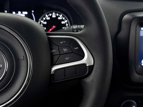 Used 2020 Jeep Renegade Latitude FWD image 32