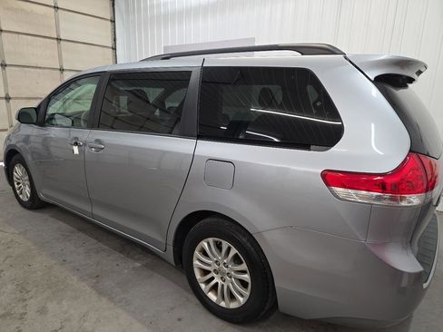 Used 2014 Toyota Sienna XLE FWD image 8